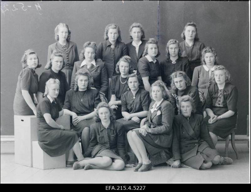 Vana-Võidu kodumajanduse tehnikumi õpilased.