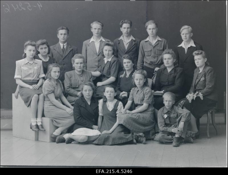 Viljandi vene mittetäieliku keskkooli lõpetajad.