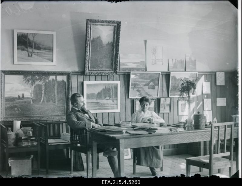Maalikunstnik Rudolf Lepiku (vasakul) korraldatud maalimis- ja joonistamiskursusest osavõtnute tööde näitus.