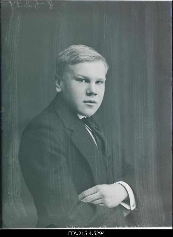 Ormisson, Villem - viljandlane Riia kunstikooli õpilane, hiljem tunnustatud kunstnik.