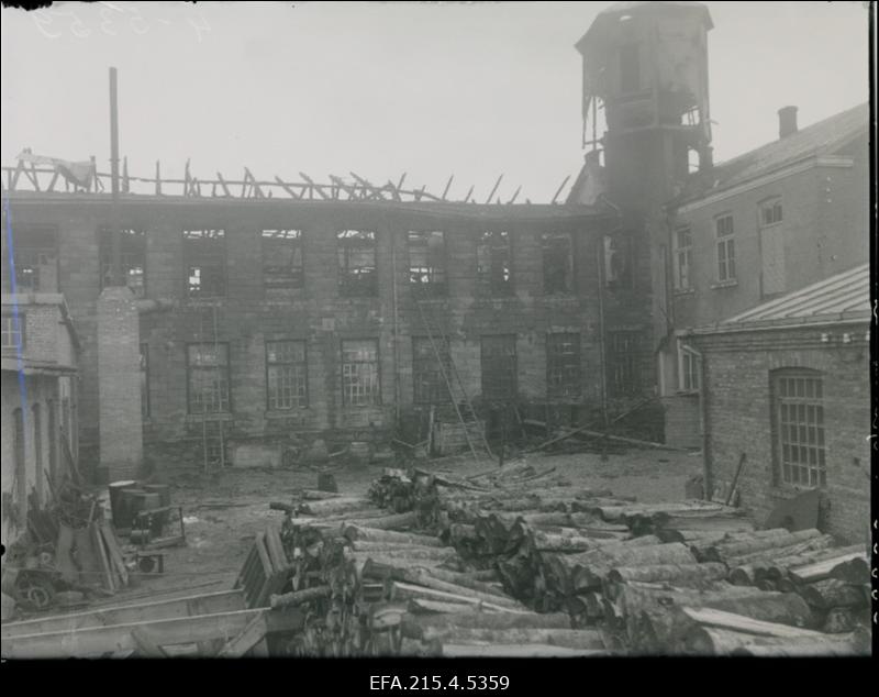 Vaade A/S Viljandi Linavabrikule õuest pärast tulekahju.