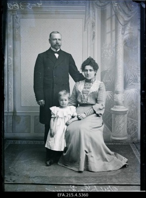 Viljandi elementaarkooli juhataja Georg Kõrtsmik koos perekonnaga.  similar photo
