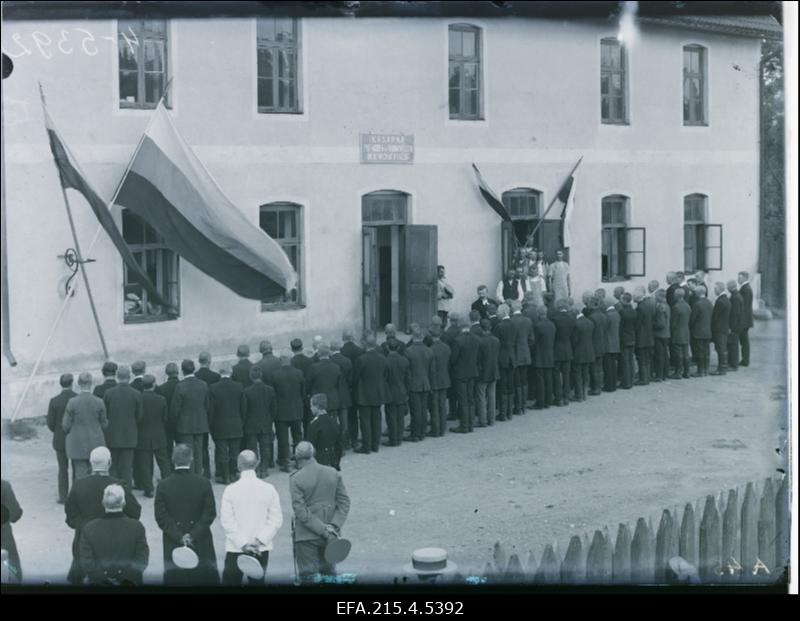 Maailmasõja alguskuul kogunenud sõjaväkke soovivad [vabatahtlikud] Viljandi maakonna sõjaväeringkonna kasarmu ees rivis.