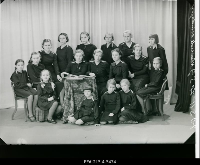 Viljandi Haridusseltsi gümnaasiumi klasside esindajad.