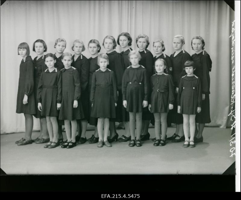 Viljandi Haridusseltsi gümnaasiumi klasside esindajad.