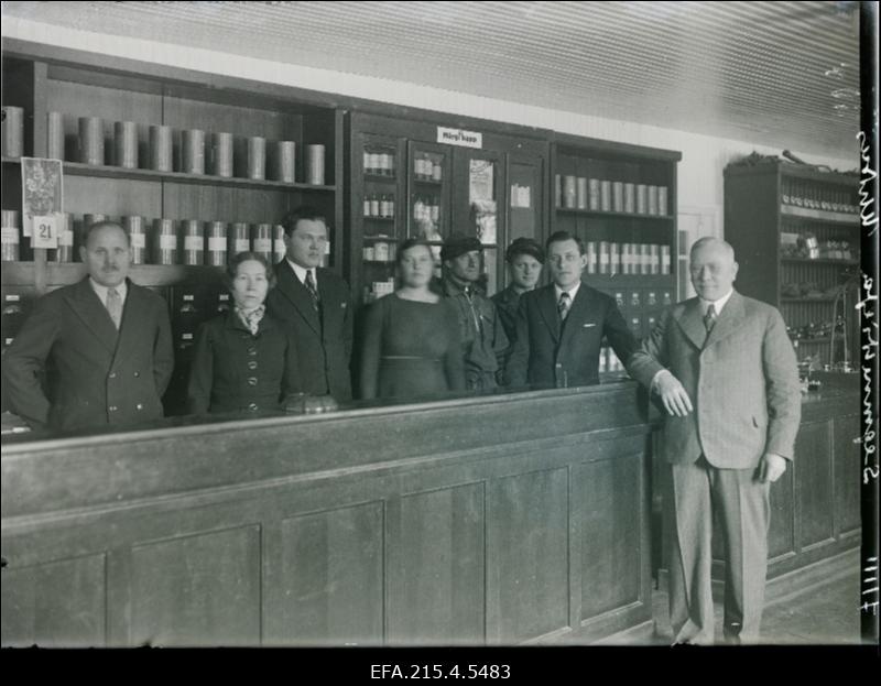 Eesti Seemnevilja Ühisuse Viljandi osakonna teenindav personal.