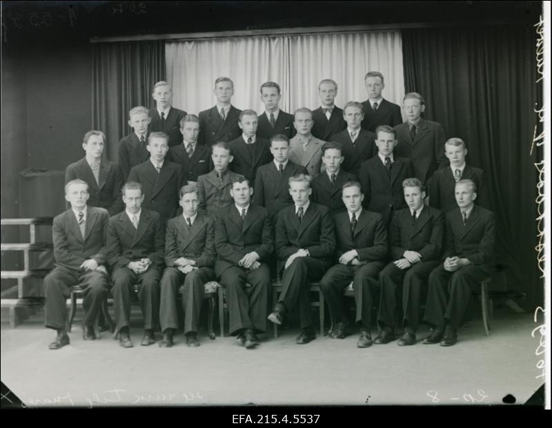 Viljandi 2. keskkooli, endise Maagümnaasiumi neljanda klassi õpilased. Ees keskel õpetaja Külvet.