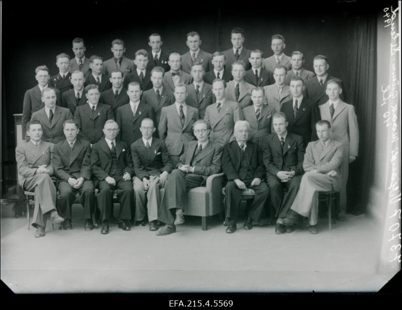 Viljandi Maagümnaasiumi õpetajad ja üheteistkümnes lend.