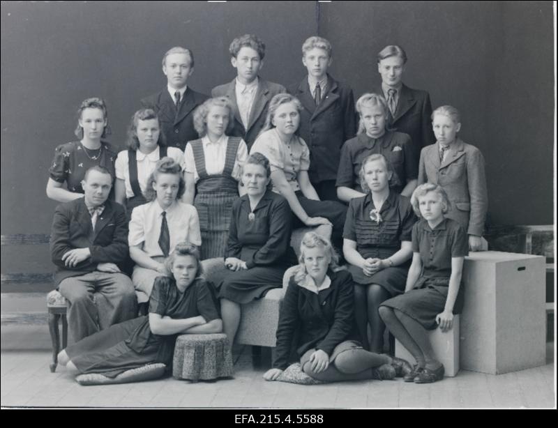 Saarepeedi Mittetäieliku Keskkooli õpetajad ja seitsmenda klassi õpilased.