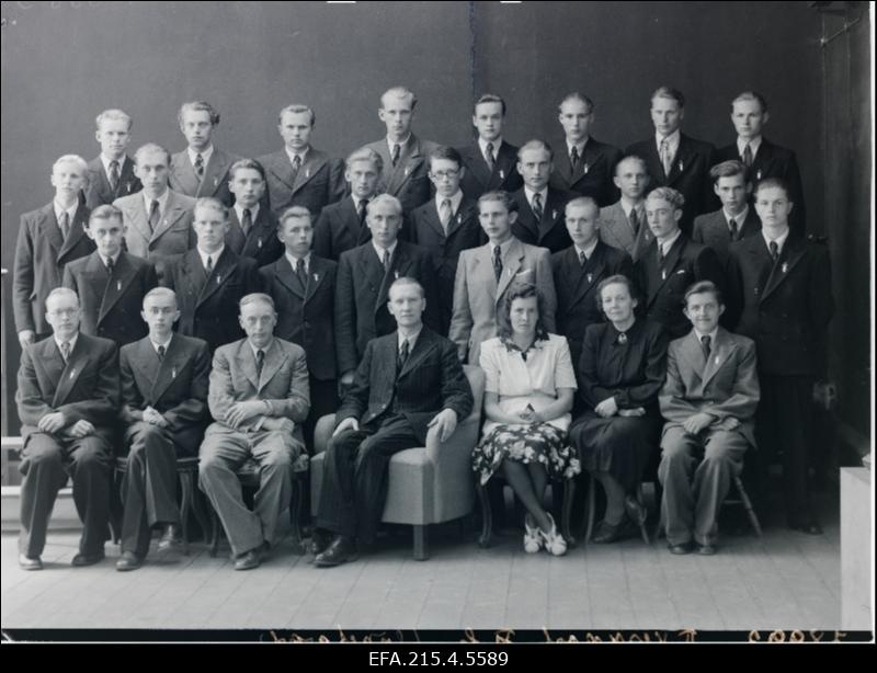 Viljandi 2. Keskkooli 11 b klassi lõpetajad ja õpetajad.