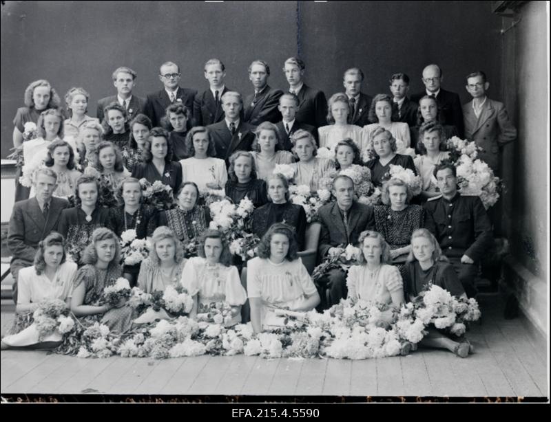 Viljandi Arve-Tööstustehnikumi raamatupidamise eriala lõpetajad.