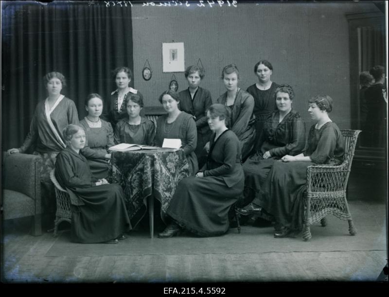 Viljandi naisühingu juhatus.