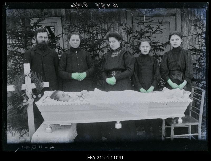 Leinajad kirstu juures, (foto tellija Oksa).