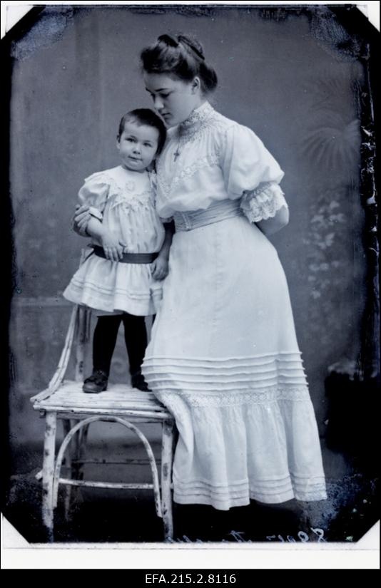 Noor naine väikese tüdrukuga, (foto tellija Arnold).