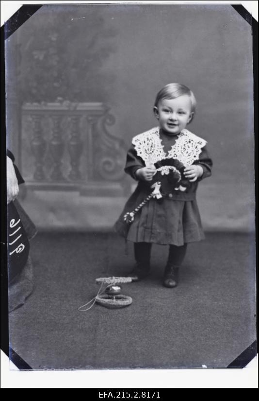 Väike laps mänguasjadega.