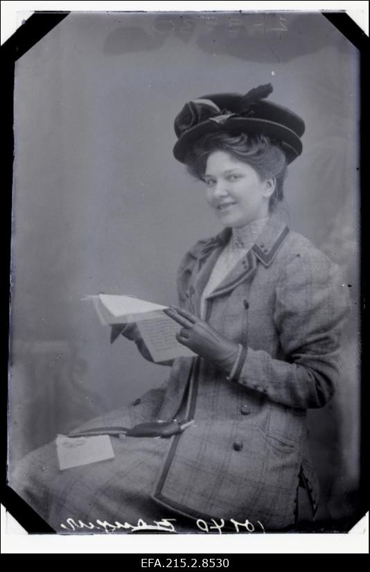 Kangur kirja lugemas.