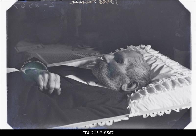 Mehe põrm kirstus, (foto tellija Tarrask).