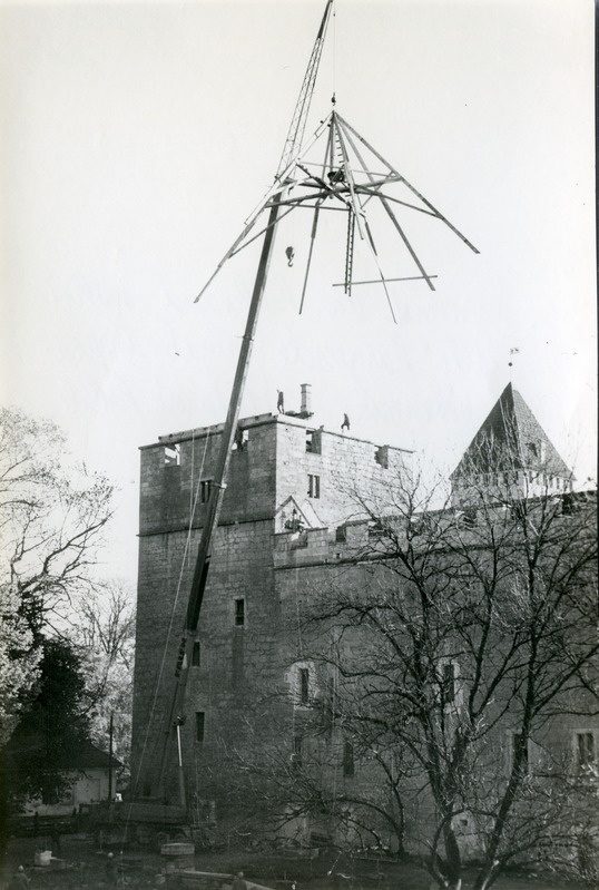 Kuressaare linnuse Kaitsetorni katusekonstruktsiooni paigaldamine autotõstuki Faun abil