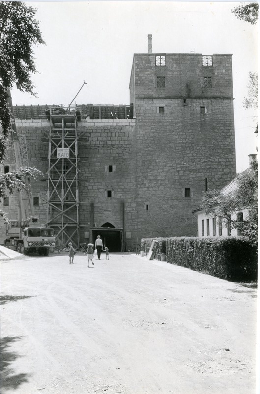 Kuressaare linnus: kirdetiiva kaitsegalerii restaureerimistööd autotõstuki Faun abil