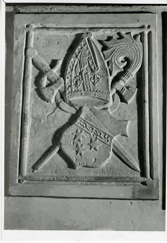 Kuressaare linnus: Johannes IV Kieveli vapitahvel kabeli loodeseinas