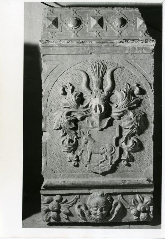 Kuressaare linnuse kabel: Kärla kiriku dolomiitkantsli fragment von Tiesenhauseni vapiga