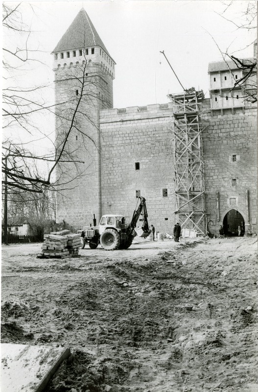 Kuressaare linnus: ettevalmistused Lossihoovi sillutamiseks