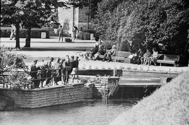 "Kui tallinlane ei rutta". Inimesed pargis.