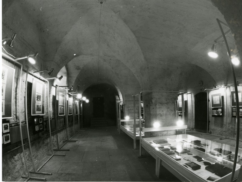 Kuressaare linnus: Fr. R. Kreutzwaldi nimelise raamatukogu restaureerimisosakonna tööde näituse Nahk ja paber avamine