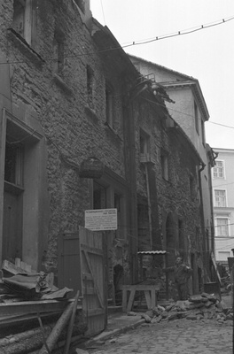 Poola restauraatorid Tallinnas. Raekoja tänav.  similar photo