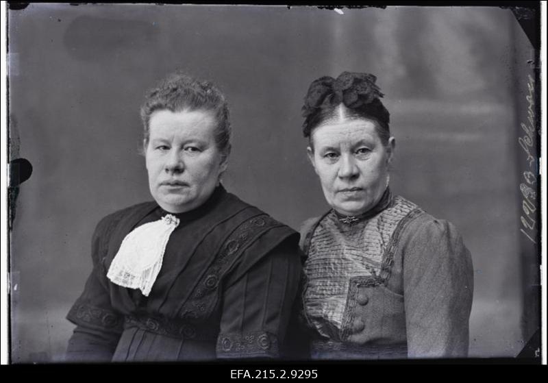 Kaks naist, (foto tellija Schwan).