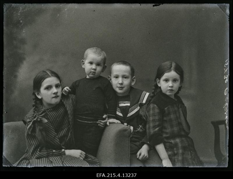 Grupp lapsi, (foto tellija Peterson).