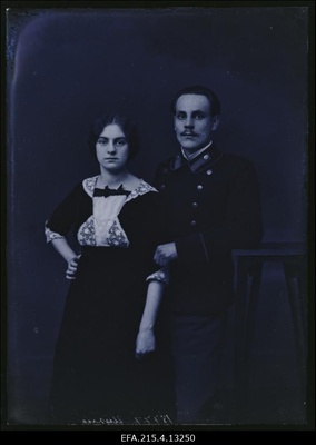 Uusna naisega.  similar photo