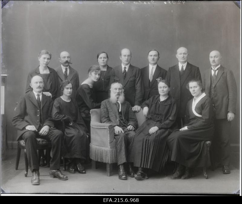 Ado Soolo ja tema viis poega ning kaks tütart abikaasadega: I reas (vasakult) 1. Alfred Georg Soolo, 2. Johanna Soolo, 3. Ado Soolo, 4. Elisabeth Tenneberg, 5. Meeli Soolo; II  reas (vasakult) 1. Marie Soolo, 2. Eduard Soolo, 3.  Soolo, 4. Soolo, 5. August Rudolf Soolo, 6. Arnold Leonhard Soolo, 7. Johannes Tenneberg, 8. Artur Soolo.