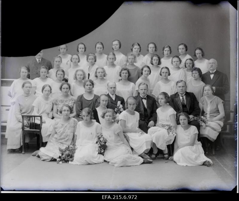 Viljandi Eesti Haridusseltsi Tütarlaste Gümnaasiumi lõpetajad.