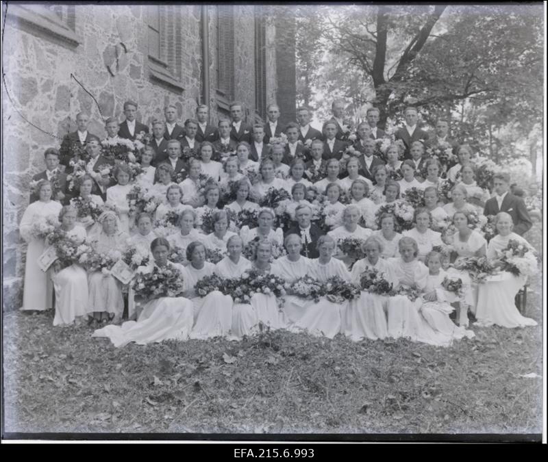 Viljandi maakoguduse õpetaja Jaan Lattiku leer Pauluse kiriku juures.