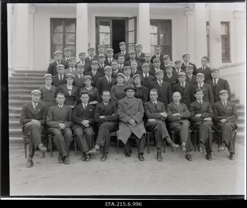 Õisu Pimanduskooli lõpetajad.