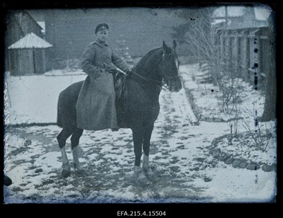 Sõjaväelane Wares (Vares) hobusel.  similar photo