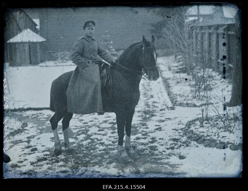 Sõjaväelane Wares (Vares) hobusel.