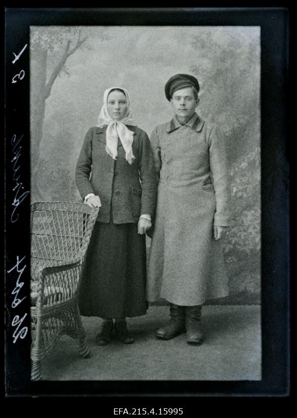 Sõjaväelane Anek naisega.