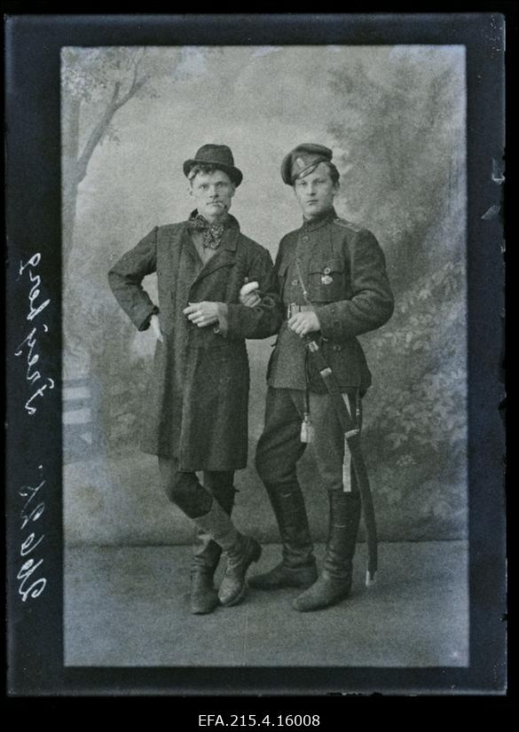Sõjaväelane ja tsiviilisik, (foto tellija Freyberg).