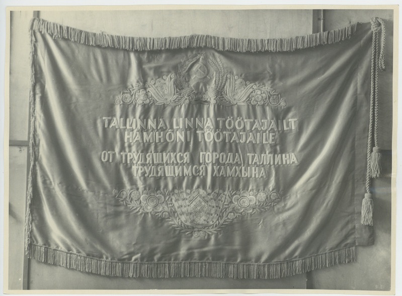 Foto: ENSV. Tallinna Linna töötajailt Hamhõni töötajaile saadetud lipu tagakülg