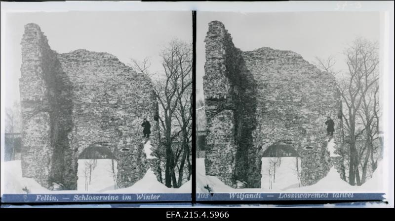 Vaade Viljandi ordulinnuse lossivärava varemetele.