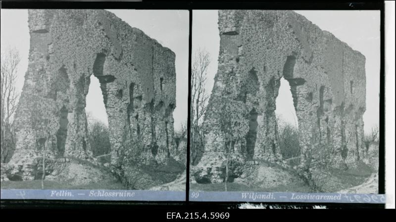 Vaade Viljandi ordulinnuse suure müüri varemetele.