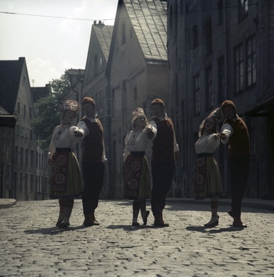 Tallinna vaade. Rahvatantsuansambel vanalinnas.  similar photo