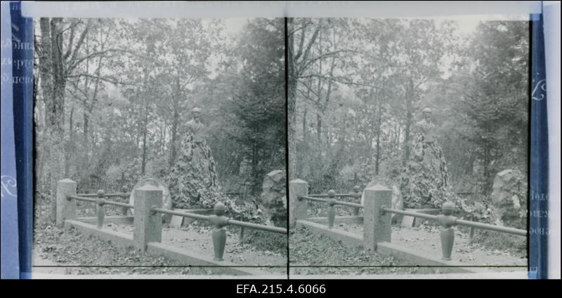 Mälestussammas maalikunstnik professor J. Köleri haual Suure-Jaani surnuaial.