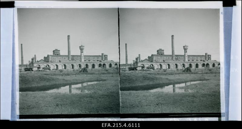 Vaade puupapi vabriku “Valdhof” varemetele.