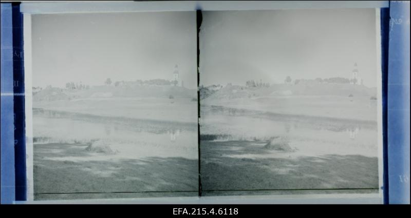 Vaade Karksi kantsimäele, lossivaremetele ja kirikule.