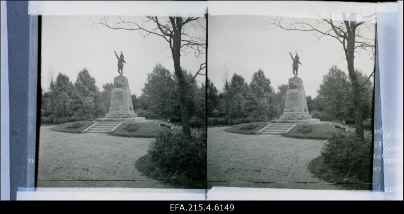 Mälestussammas Vabadussõjas langenuile Valgas.
