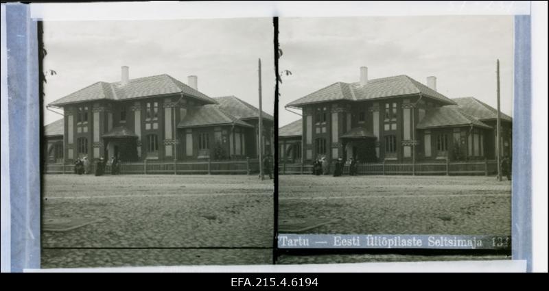 Vaade Eesti Üliõpilaste Seltsi majale Tartus.