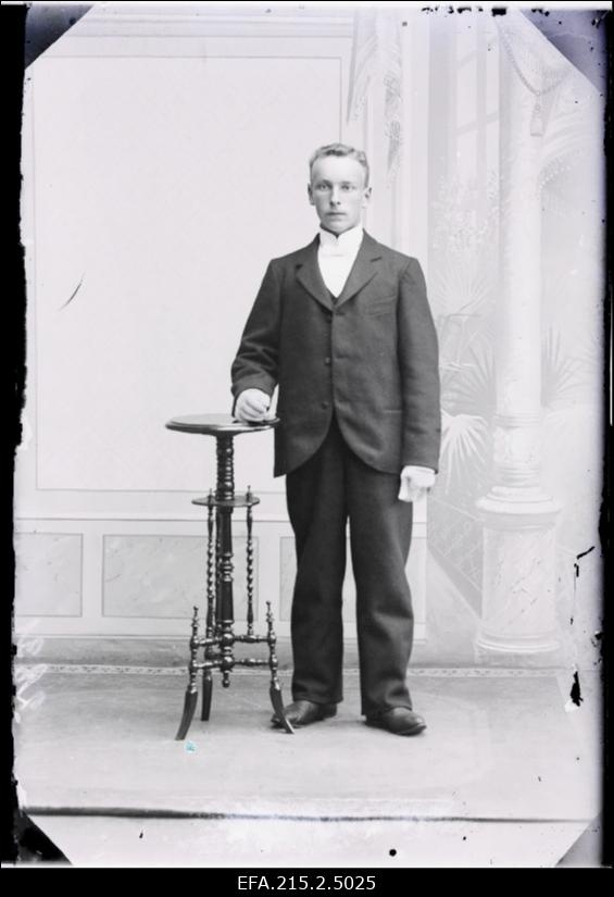 Tundmatu noormees, [leerilaps].